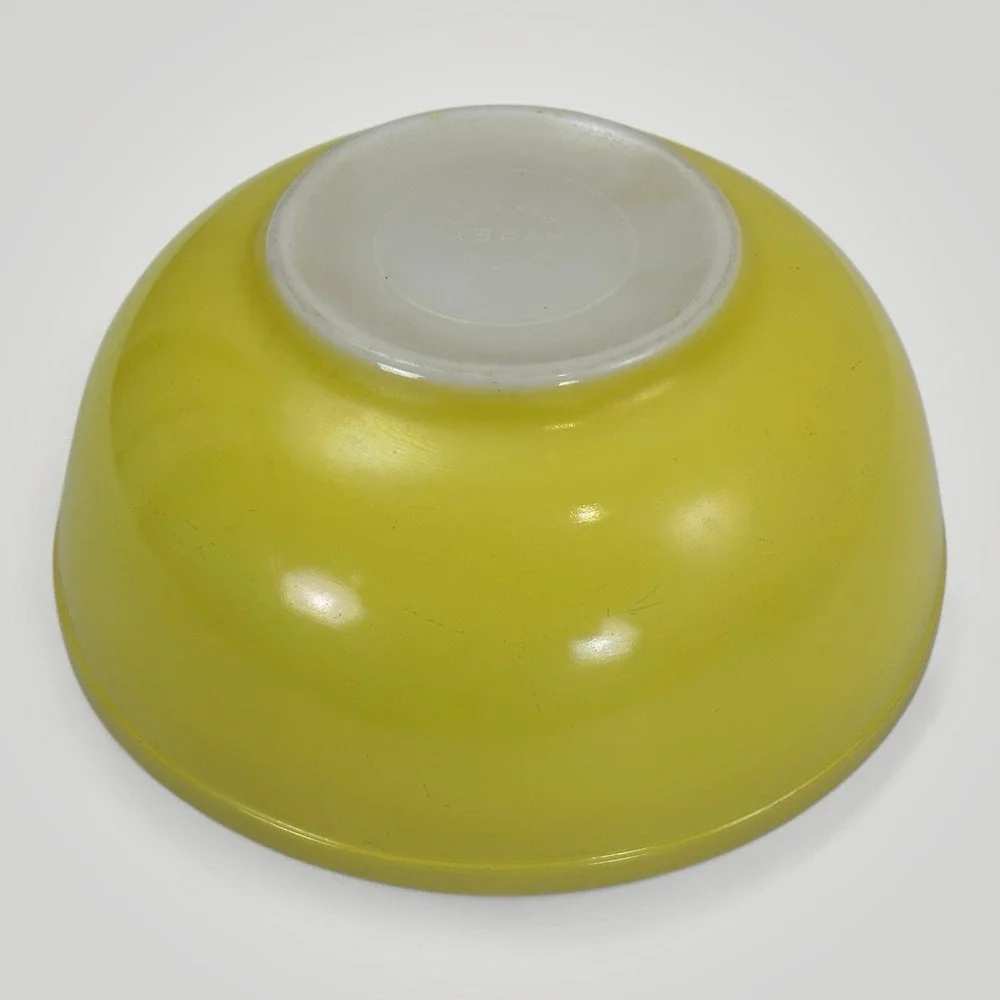 1940s Pyrex Yellow Nesting Bowl 2.5 Qt No Number‎ Mixing Bowl USA Vintage